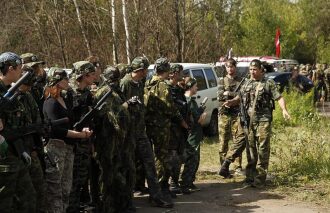 Бойцы LASERWAR готовятся к предстоящему сражению.