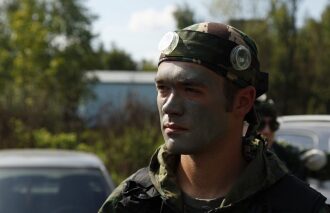 Боец LASERWAR с боевым раскрасом готов к игре.