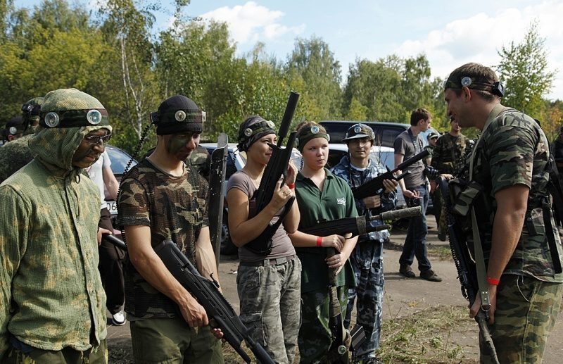 Команда LASERWAR: готовность к тактическому маневру.