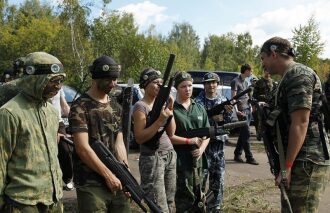 Команда LASERWAR: готовность к тактическому маневру.