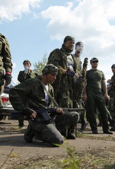 Лазертаг-бойцы LASERWAR в маскировке: ожидание команды.