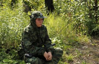 Боец LASERWAR в засаде, ожидая противника.
