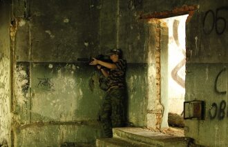 LASERWAR: прицельный выстрел из засады в руинах.