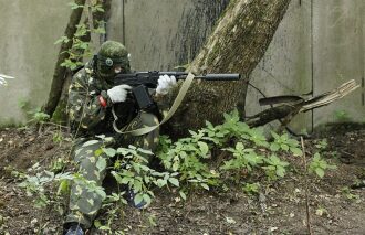 LASERWAR: засада у дерева, прицел на противника.