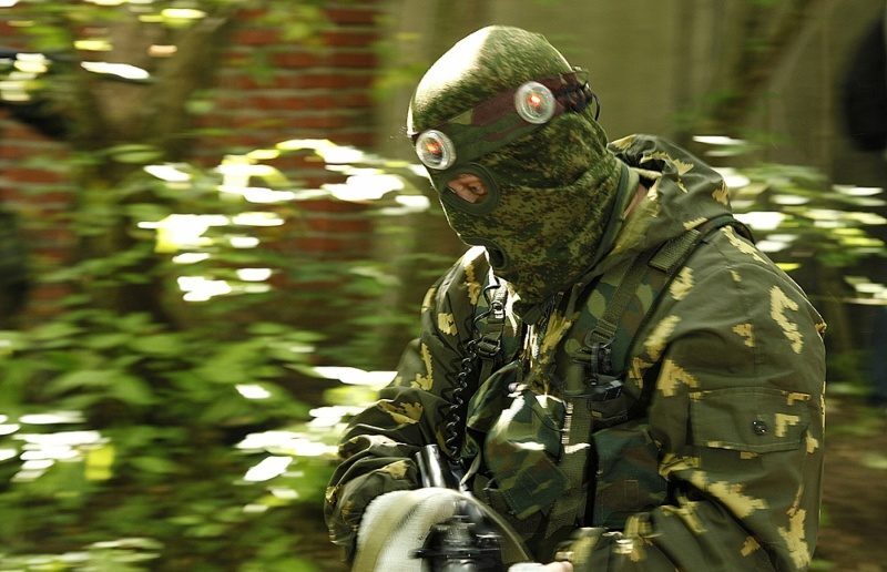 LASERWAR: боец в маскировке, готов к атаке!
