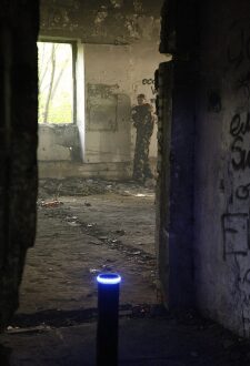 LASERWAR: боец в руинах, прицел наготове