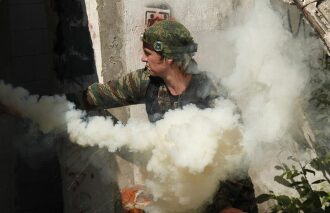 LASERWAR: дымовая завеса скрывает бойца в руинах.