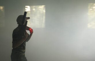 LASERWAR: боец в дыму, готов к перестрелке!