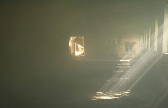 LASERWAR: лучи света сквозь дым в заброшенном здании
