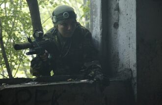 LASERWAR: боец в засаде, прицел наведен