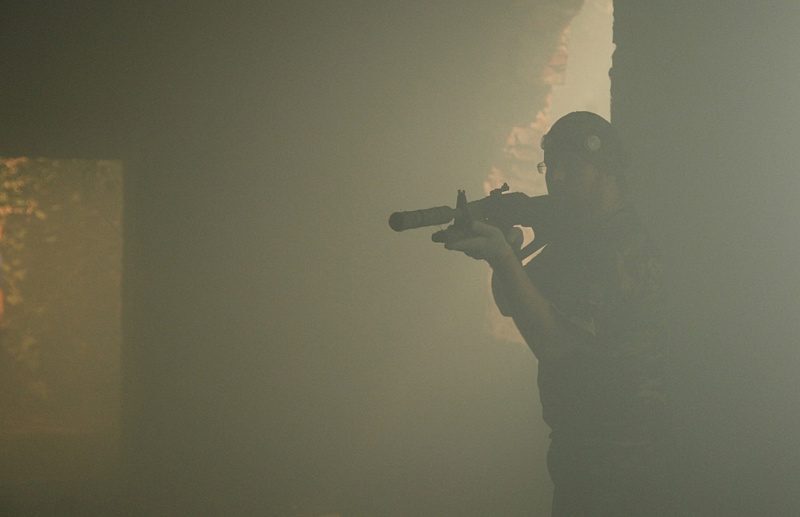 LASERWAR: боец в дыму, прицел наведен