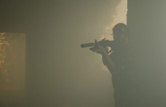 LASERWAR: боец в дыму, прицел наведен