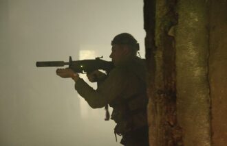 LASERWAR: боец в дыму, целится из укрытия