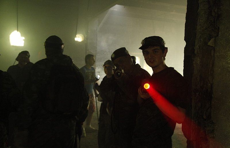 LASERWAR: группа бойцов в дыму, готовность к бою
