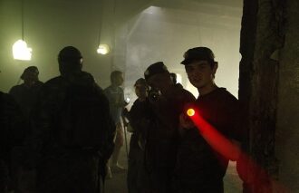 LASERWAR: группа бойцов в дыму, готовность к бою