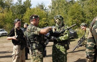 LASERWAR: игроки готовятся к сражению на природе.