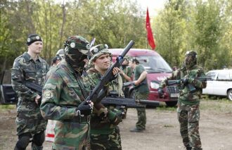 Игроки LASERWAR с оружием у красного фургона.