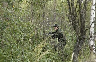 LASERWAR: боец в камуфляже, прицел в лесу