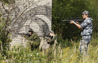 LASERWAR: бойцы в камуфляже занимают позиции у стены
