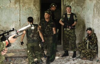 LASERWAR: группа бойцов в заброшенном здании