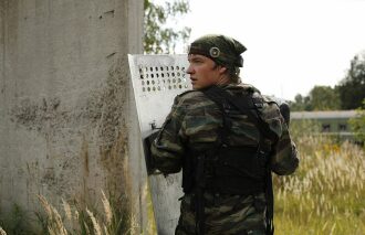 LASERWAR: боец с щитом у бетонной стены