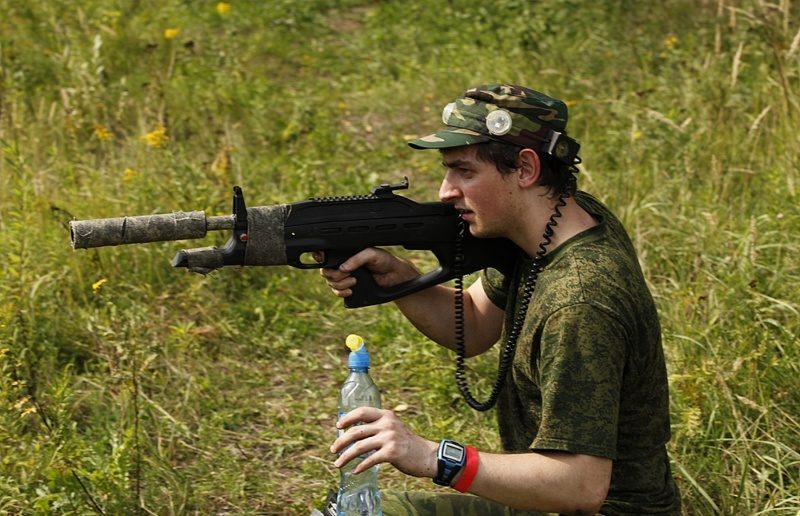 LASERWAR: игрок с автоматом в камуфляже ждет сигнала