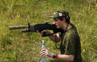 LASERWAR: игрок с автоматом в камуфляже ждет сигнала