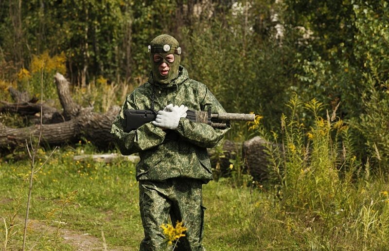 LASERWAR: боец в лесу с автоматом готов к бою.