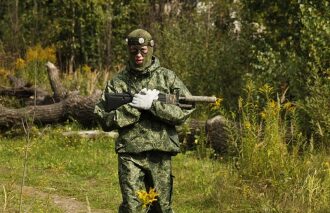 LASERWAR: боец в лесу с автоматом готов к бою.