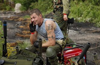 LASERWAR: боец в тельняшке обсуждает тактику по телефону.