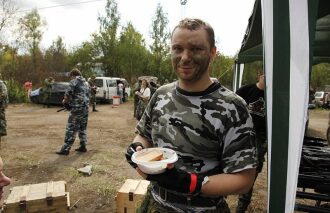 LASERWAR: боец с камуфляжем и едой перед игрой.