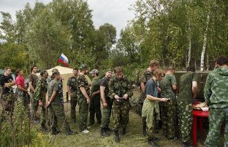 LASERWAR: команда готовится к битве у полевой кухни