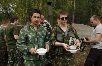 LASERWAR: бойцы с тарелками еды перед игрой.