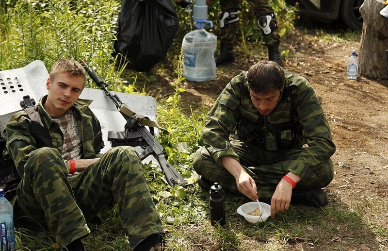 LASERWAR: бойцы в камуфляже отдыхают и едят.