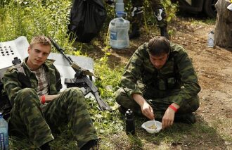 LASERWAR: бойцы в камуфляже отдыхают и едят.