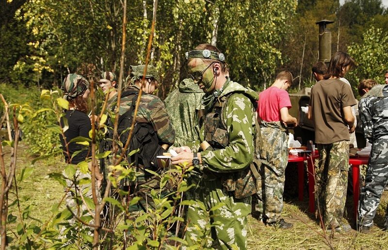LASERWAR: бойцы у полевой кухни, готовятся к игре.