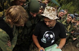 Команда LASERWAR изучает план перед игрой.