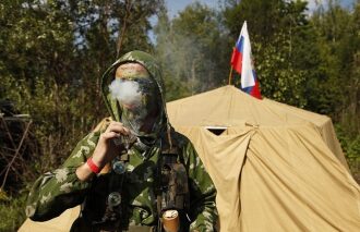LASERWAR: боец в камуфляже и дым перед игрой.