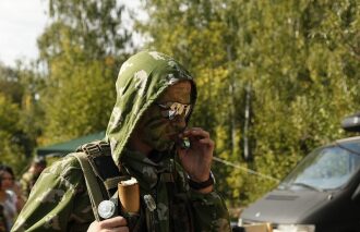 LASERWAR: боец в камуфляже с маскировкой и тагером.