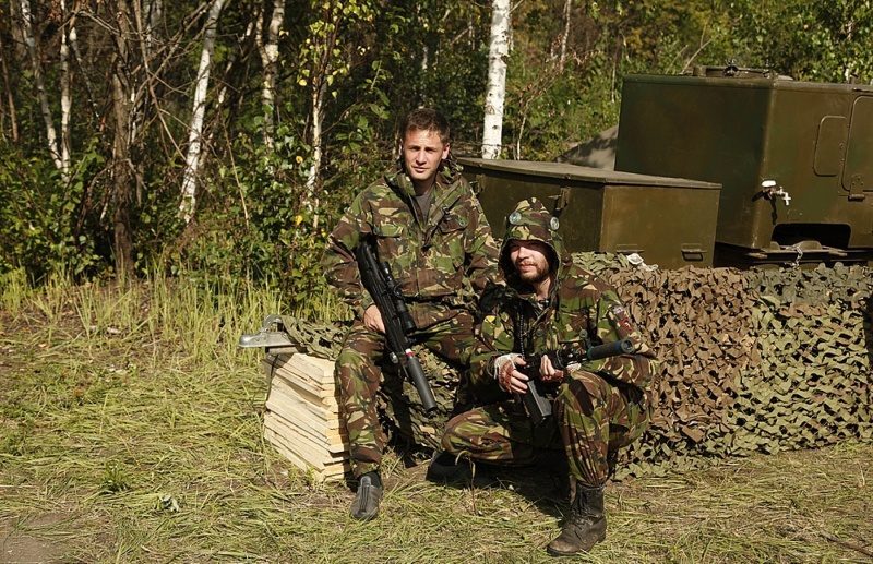 LASERWAR: два бойца в камуфляже с тагерами готовы к игре.