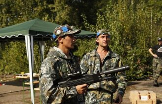 LASERWAR: бойцы в камуфляже с тагерами у шатра