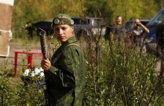 LASERWAR: Девушка-боец с тагером готова к игре.