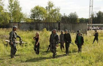 LASERWAR: команда бойцов движется по полю