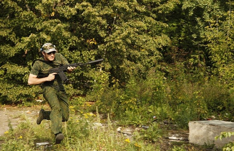 LASERWAR: боец в движении, готов к перестрелке.