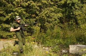 LASERWAR: боец в движении, готов к перестрелке.