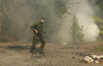 Боец LASERWAR в дыму, стремительное движение.