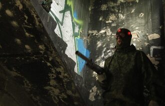LASERWAR: боец в маске с тагером готов к бою.