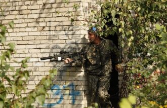 LASERWAR: боец выходит из укрытия с тагером.