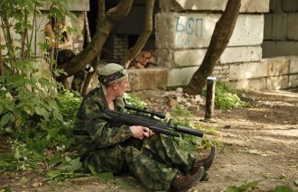 LASERWAR: боец в засаде, прицел на цели.