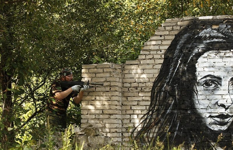 LASERWAR: боец с тагером замаскирован у стены с граффити